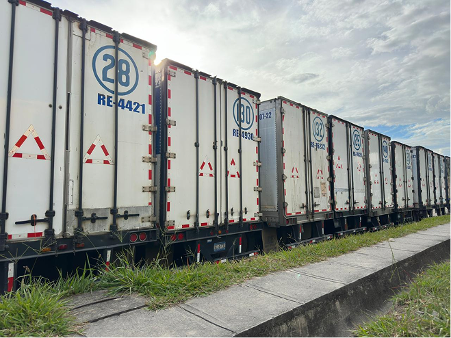 Furgones secos estacionados